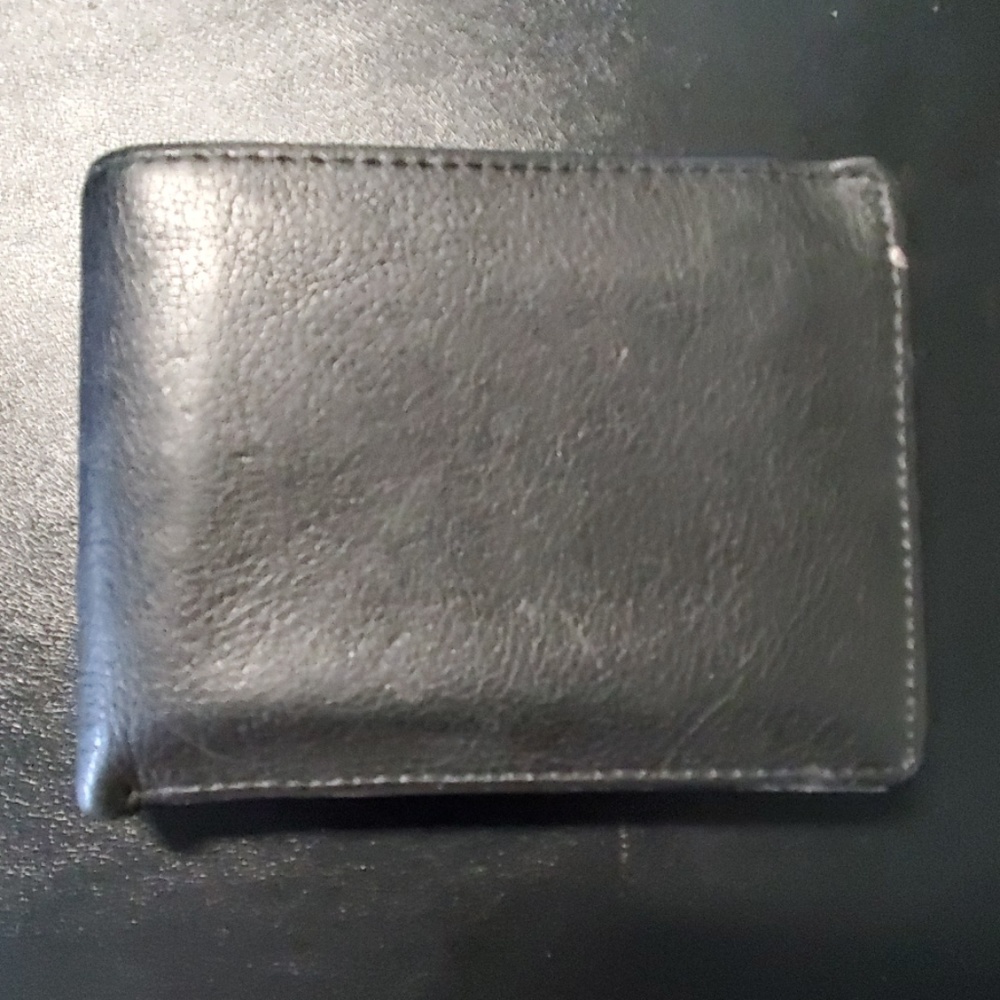 Perry Ellis Bifold Wallet (Genuine leather)